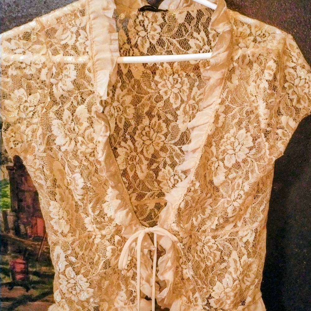Brand: Gadzooks 
Size: Small

*Chic lace top with a tie-front design.